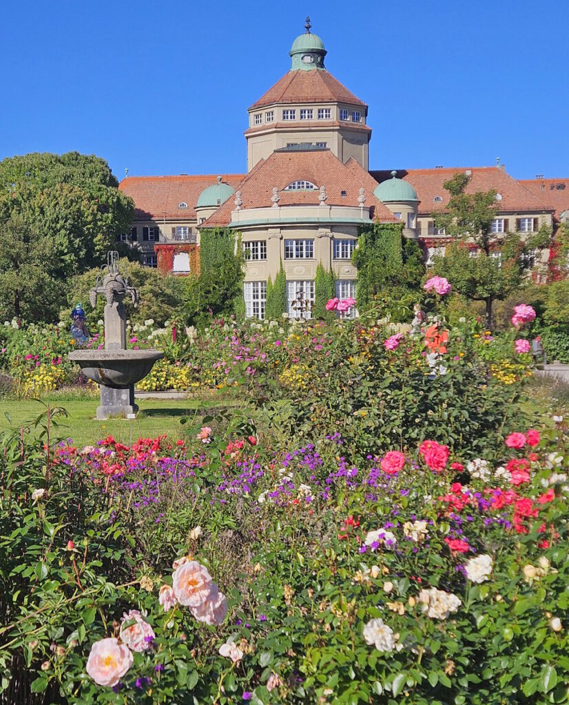 Botanischer Garten München Hauptgebäude und Brunnen