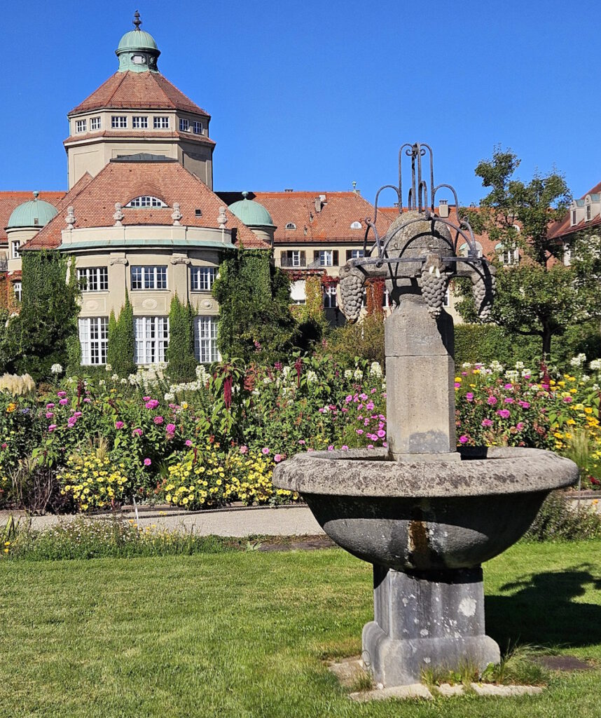 Botanischer Garten München Hauptgebäude und Brunnen