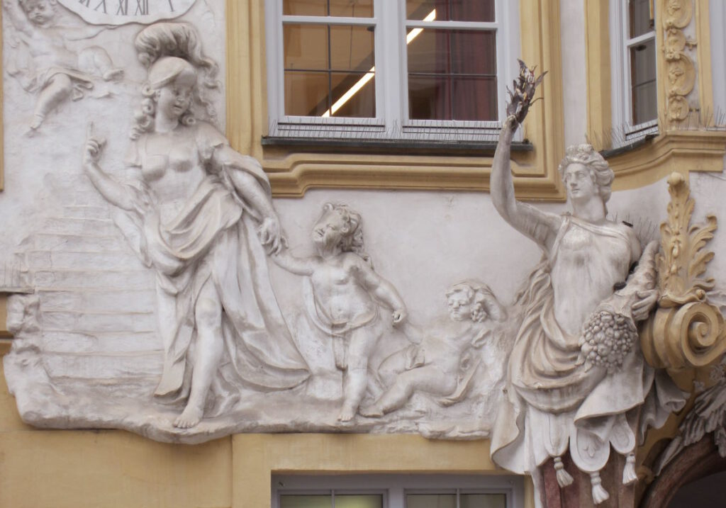 Asamhaus: Fassade (Pallas Athene mitKind)