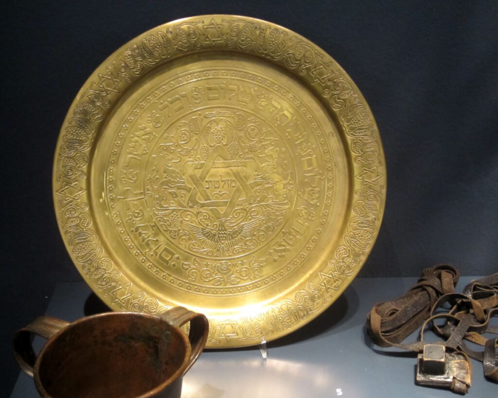 Messing-Teller im Jüdischen Museum München