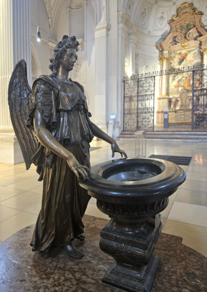 Engel mit Weihwasserbecken in St. Michael