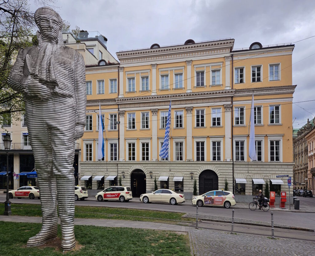 Montgelas: Denkmal und Palais