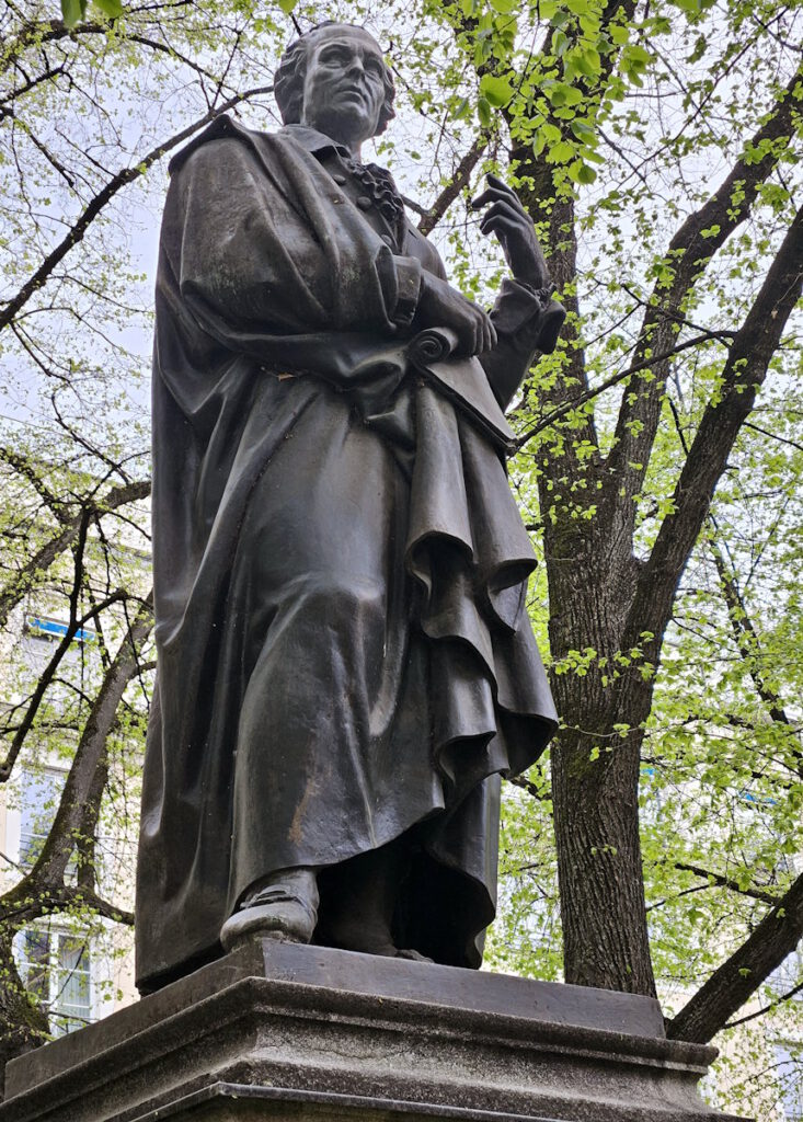 Promenadeplatz München: Denkmal für Lorenz von Westenrieder