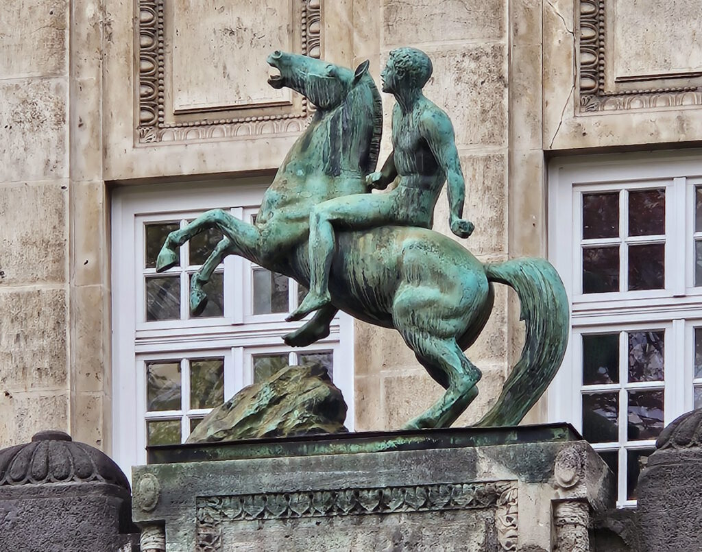Promenadeplatz: Portalplastik von Heinrich Düll und Georg Pezold