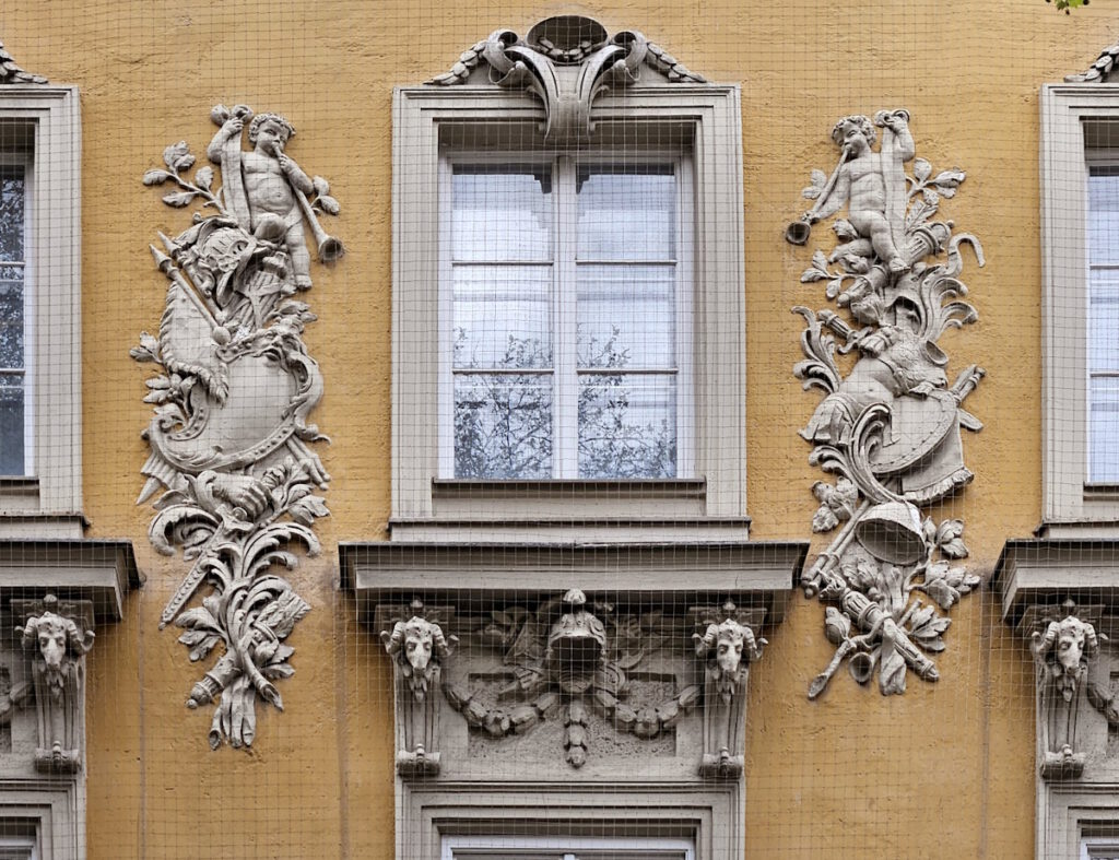 Thomass-Eck, Marienplatz 1: Rokoko-Fassade