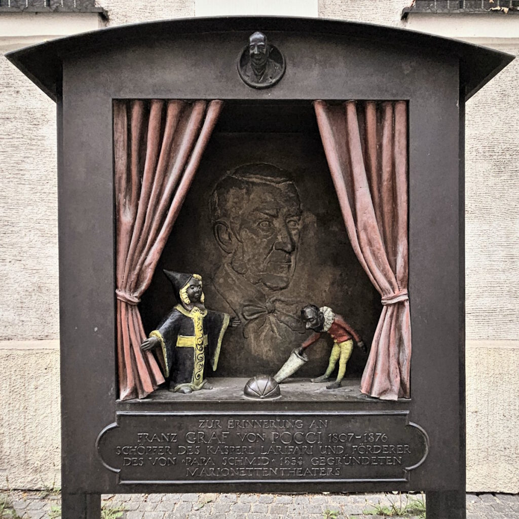 Denkmal für Franz Graf von Pocci vor dem Marionettentheater München
