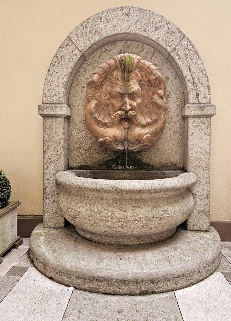 Wandbrunnen, Maximilianstraße 30, München