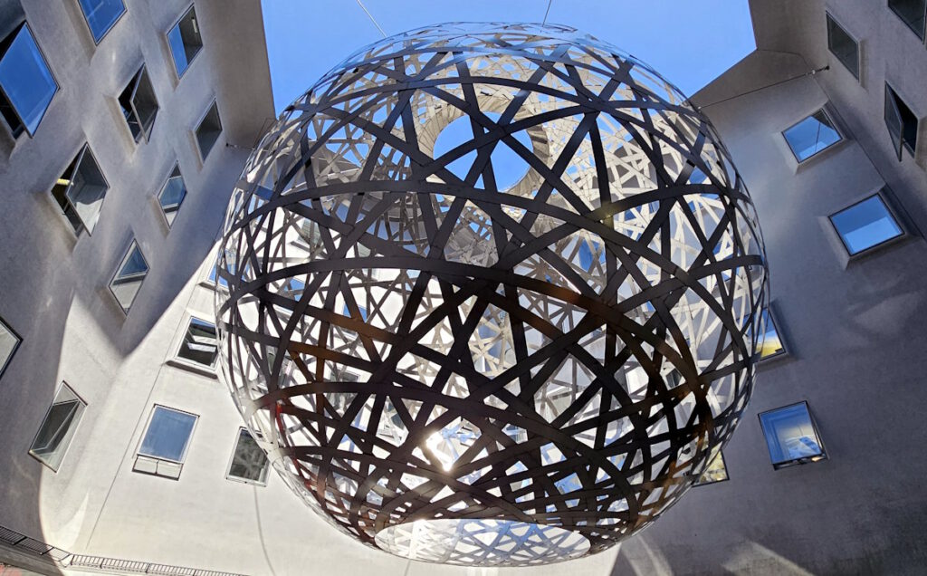 Viscardi-Hof: Sphere von Ólafur Elíasson