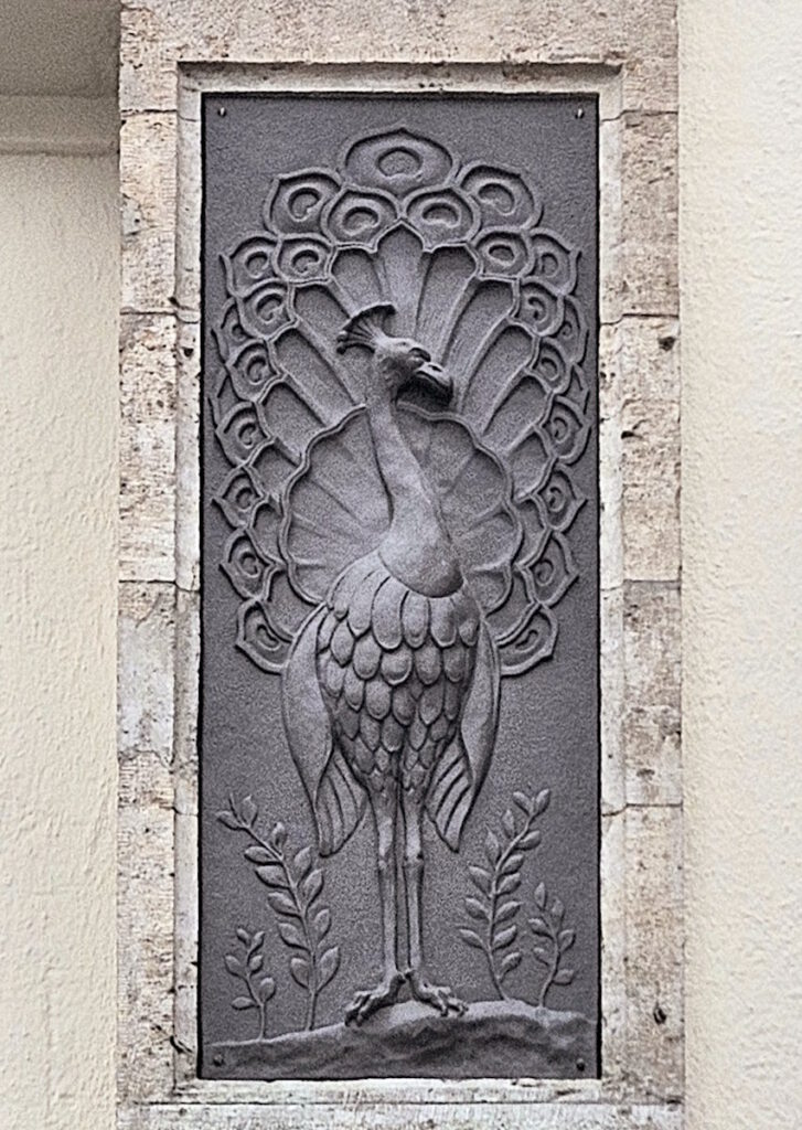 Maximiliansplatz 18: Bronzerelief