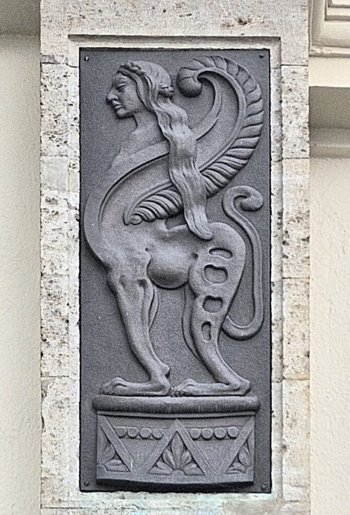 Maximiliansplatz 18: Bronzerelief