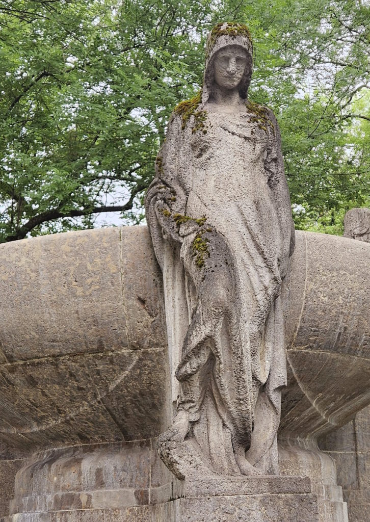 Nornenbrunnen