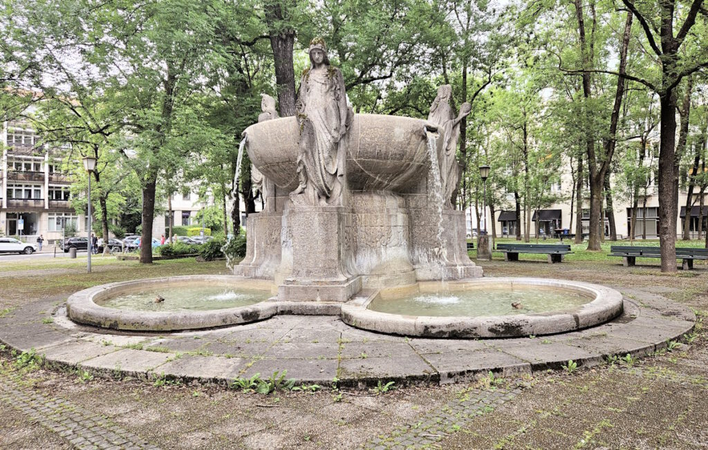 Nornenbrunnen