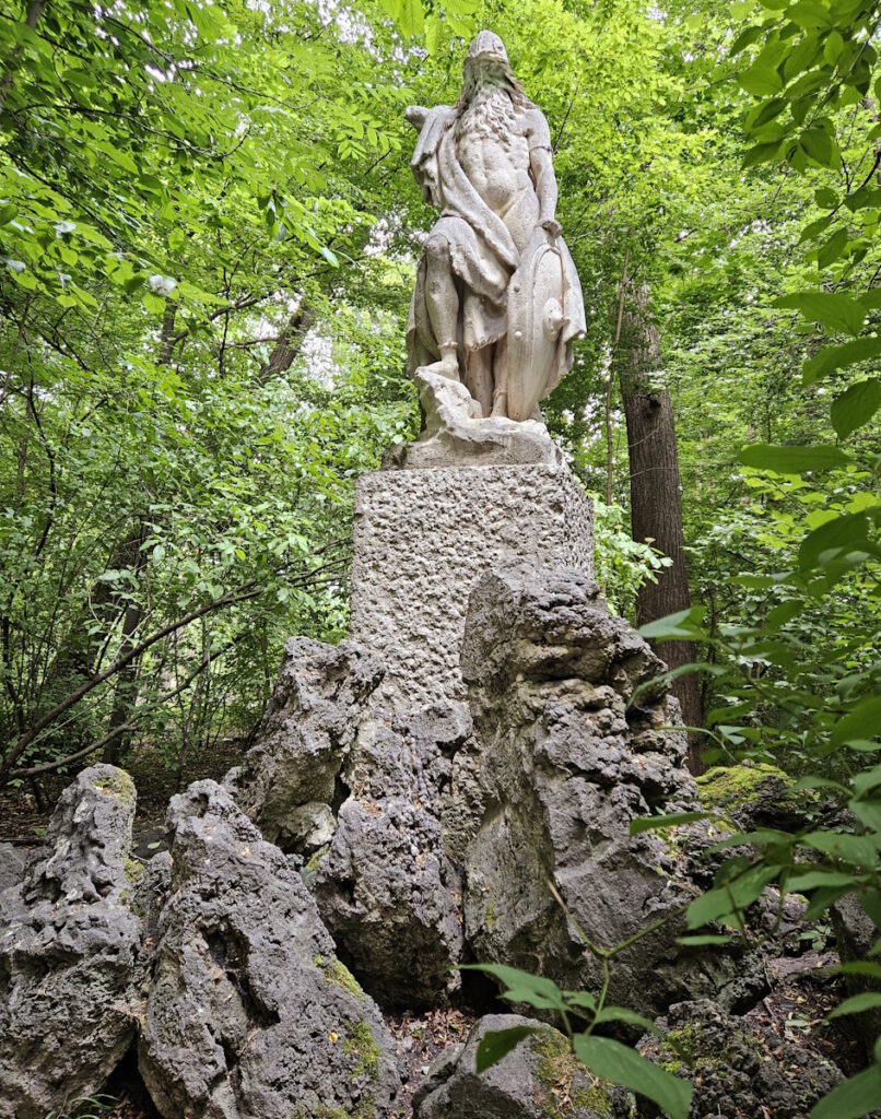 Odin-Statue im Odinshain