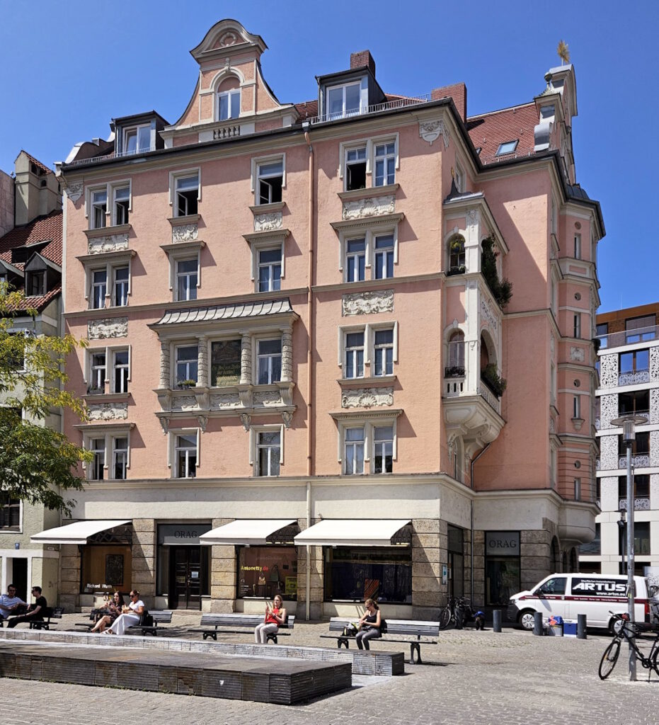 Regina Poly Brunnen ORAG-HJaus St.-Jakobs-Platz