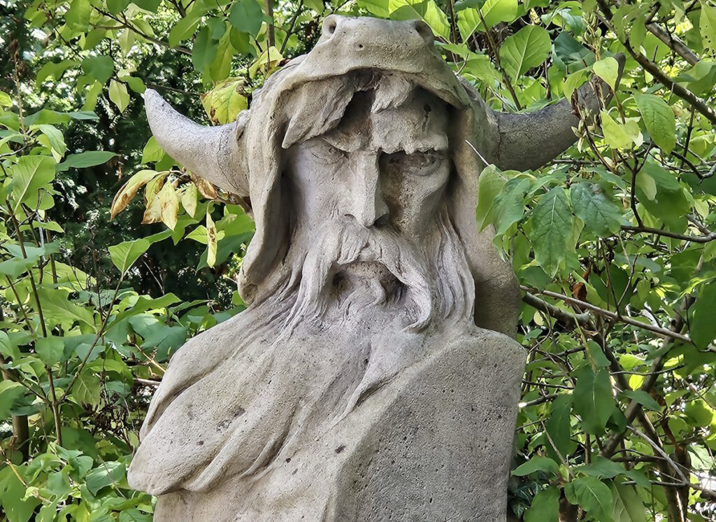 Skulptur vor der Theaterakademie August Everding