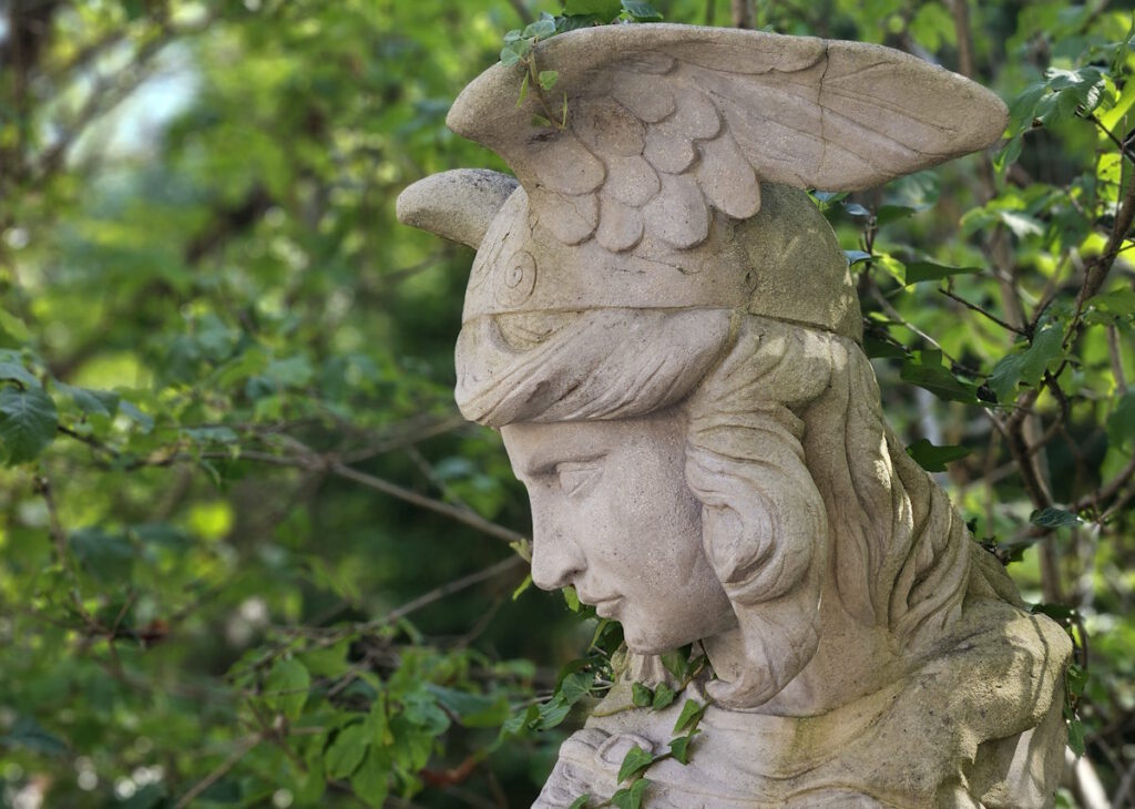 Skulptur vor der Theaterakademie August Everding