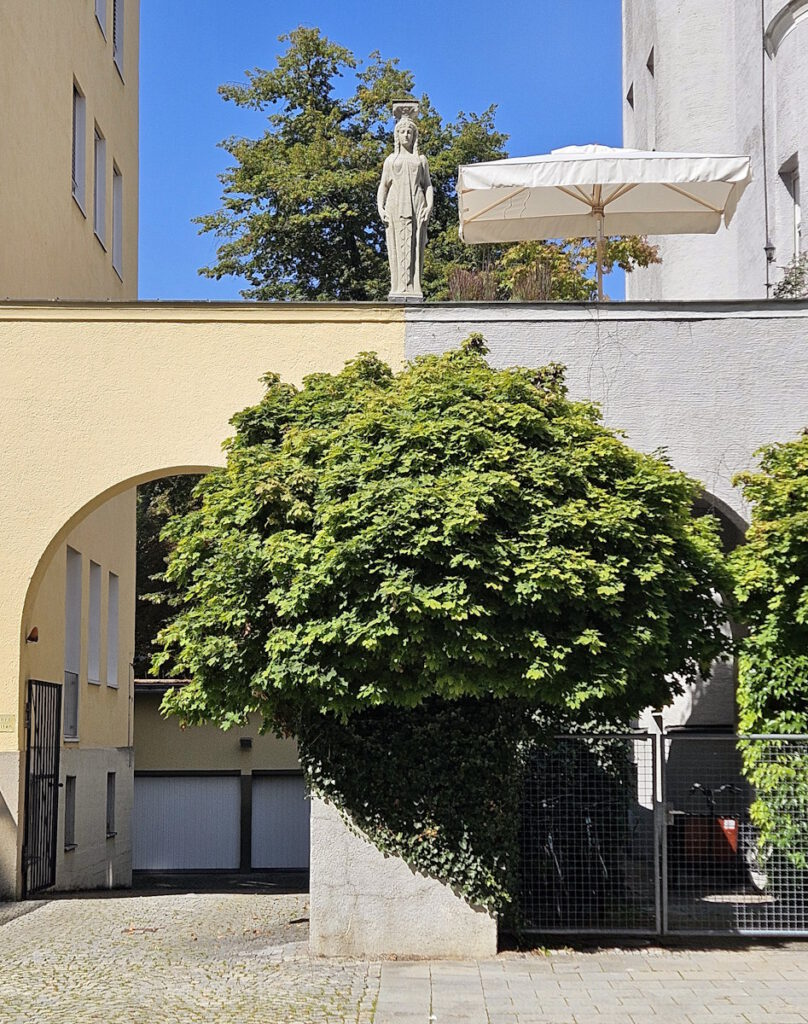 Karyatide Kopernikusstraße Bogenhausen