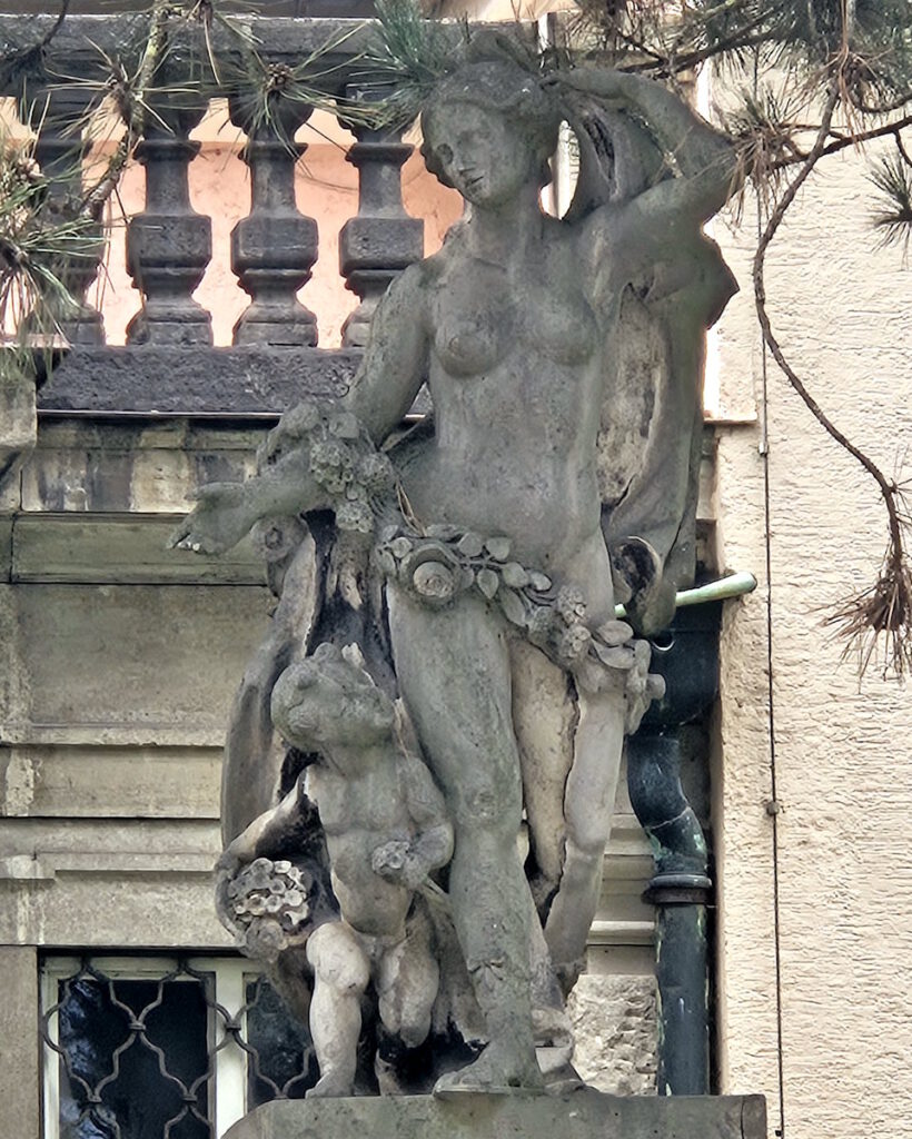 Heinrich Düll und Georg Pezold: Statue am Tor der Villa Kustermann