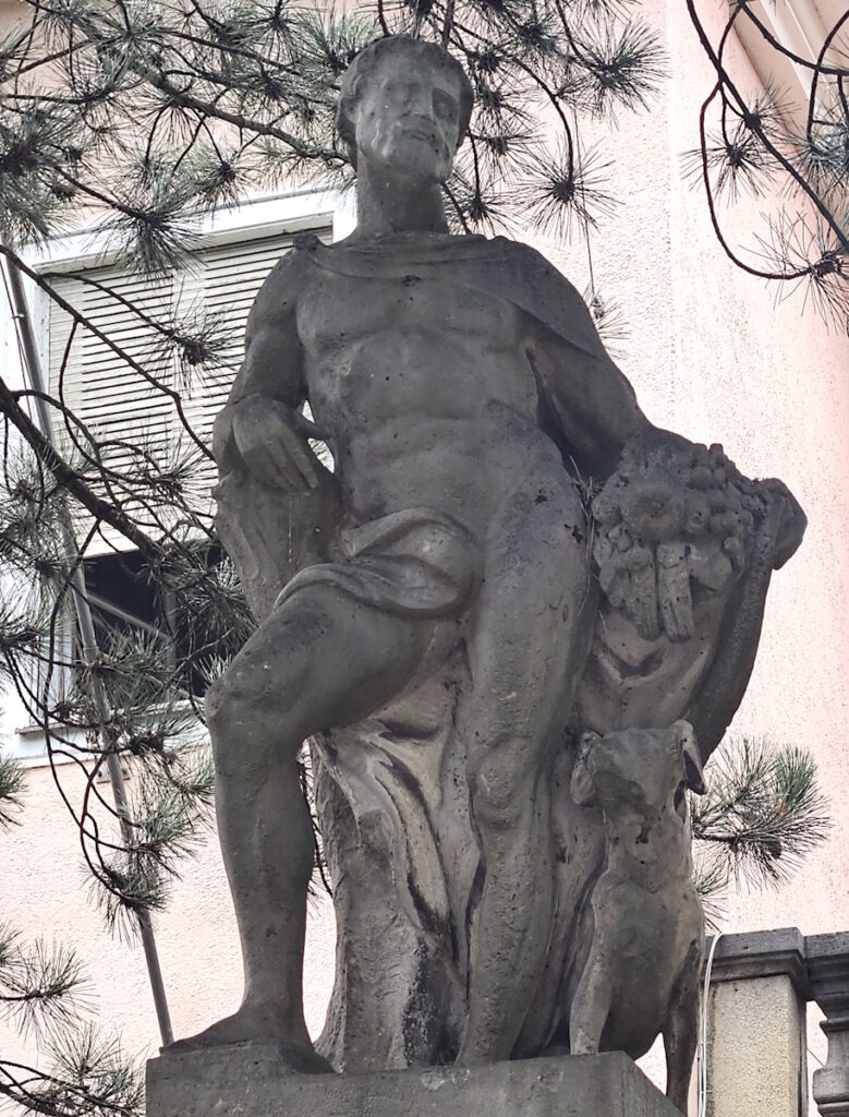 Heinrich Düll und Georg Pezold: Statue am Tor der Villa Kustermann