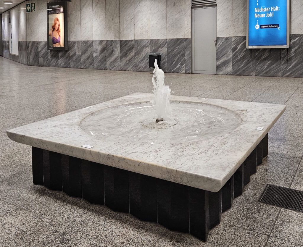 U-Bahnhof Arabellapark: Brunnen