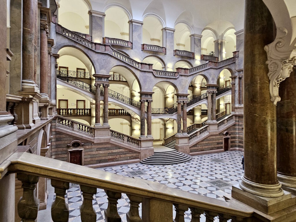 Justizpalast: Halle und Treppenhaus