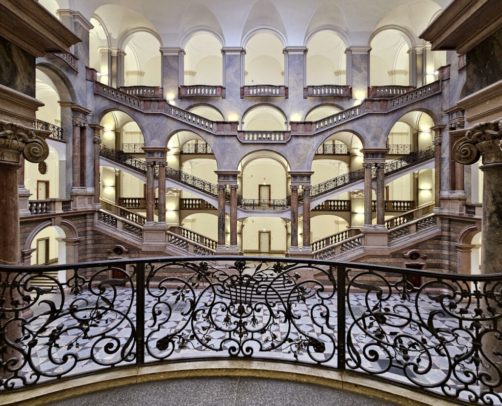 Justizpalast: Halle und Treppenhaus