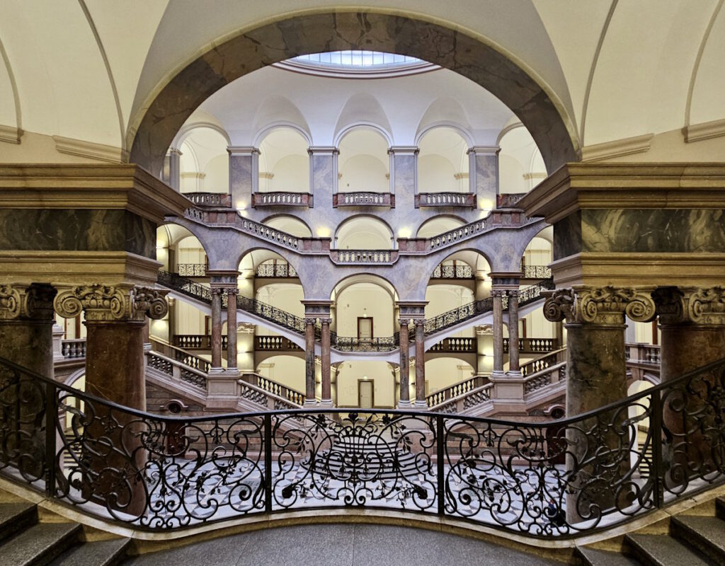 Justizpalast: Halle und Treppenhaus