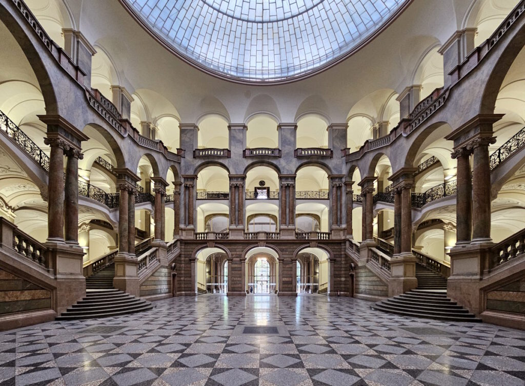 Justizpalast: Halle und Treppenhaus