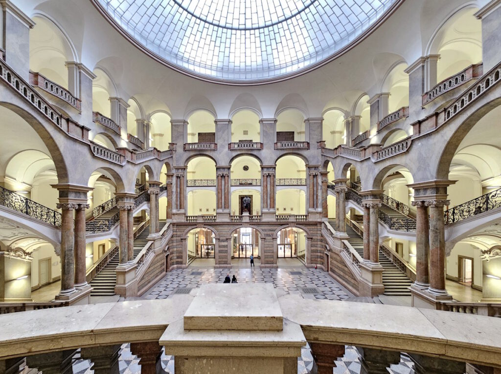 Justizpalast: Halle und Treppenhaus
