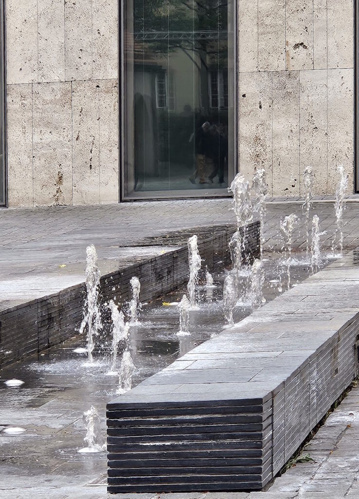 Regina Poly Brunnen ORAG-HJaus St.-Jakobs-Platz