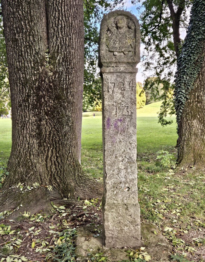 Burgfriedensäule im Englischen Garten