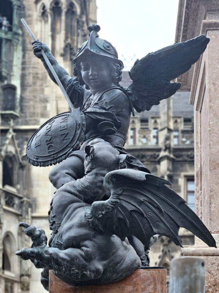 Heldenputti am Sockel der Mariensäule