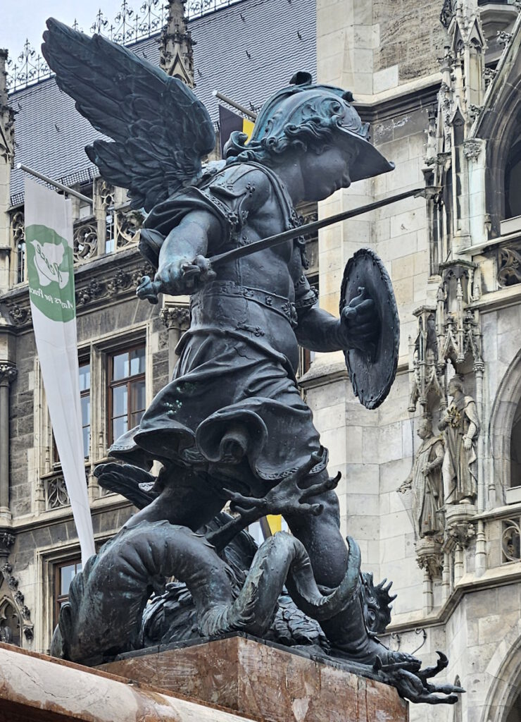 Heldenputti am Sockel der Mariensäule