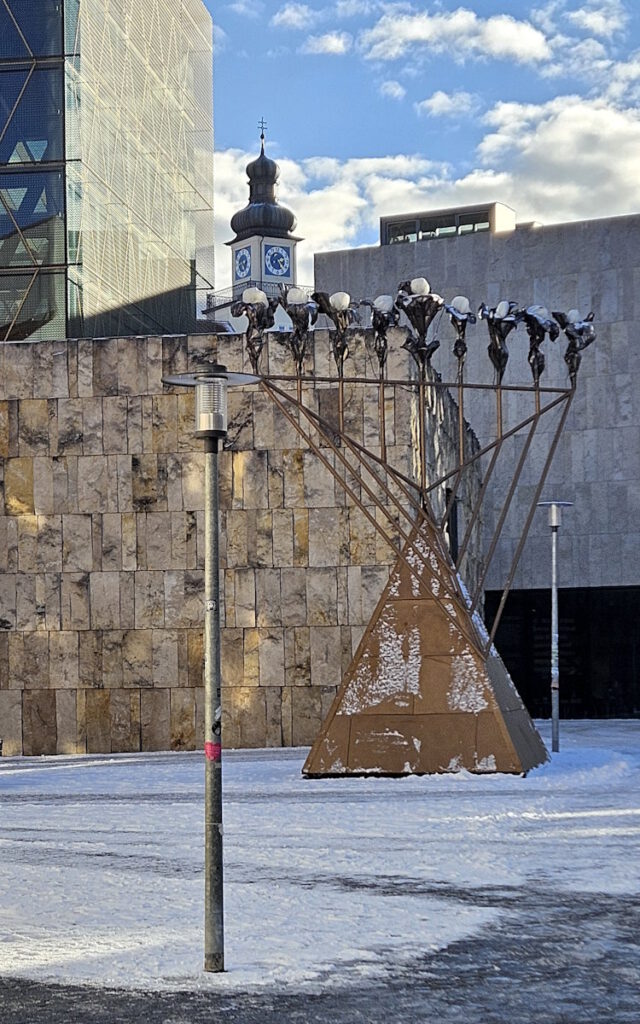 Chanukka-Leuchter vor der Synagoge