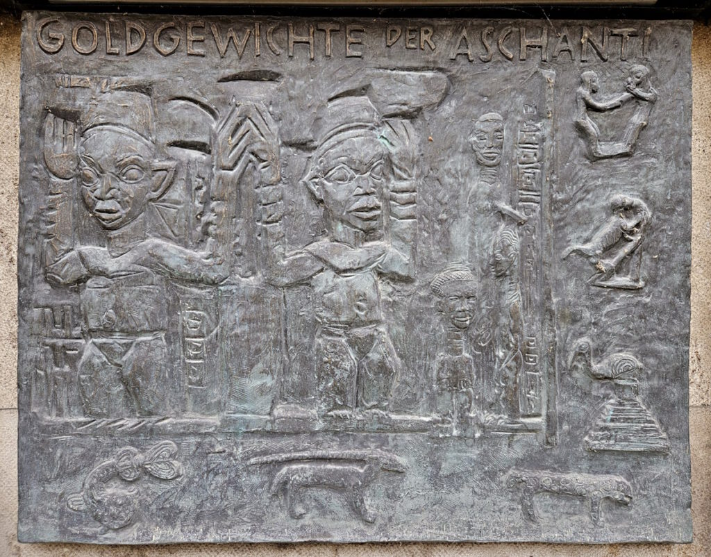 Reliefplatten am Gebäude der Deutschen Bank am Promenadeplatz