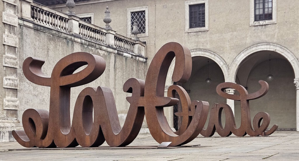 Mia Florentine Weiss LOVE HATE