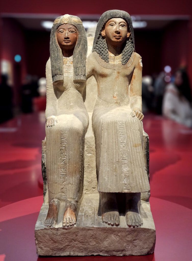 Sitzfigur des Neje und seiner Mutter Mutnofret