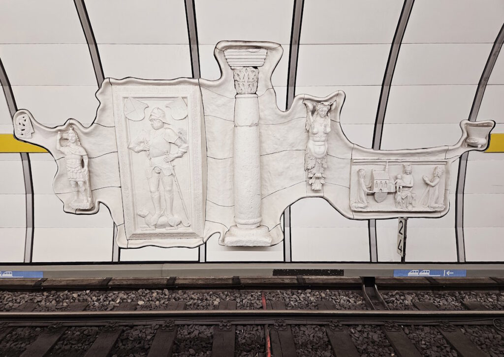 U-Bahnhof München Lehel: Wandrelief von Peter Frese