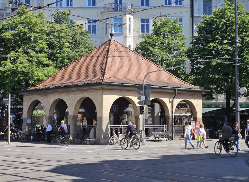 Straßenbahn-Stationshaus am Max-Weber-Platz
