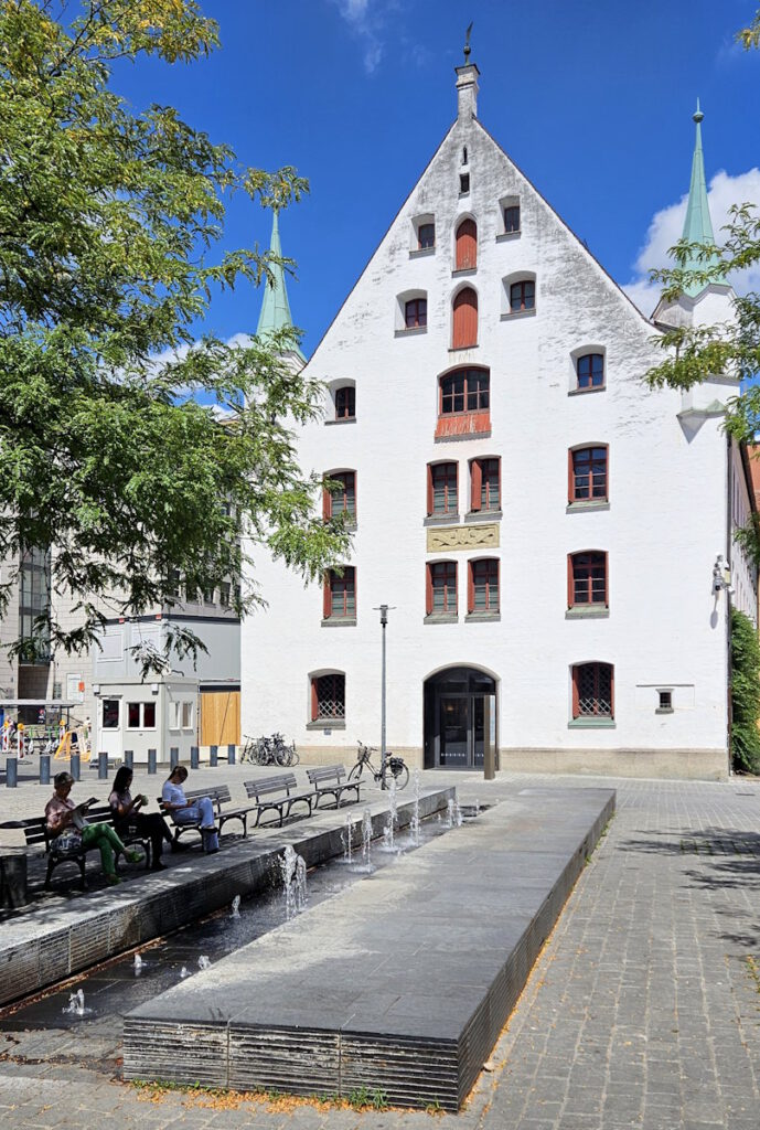 Regina Poly Brunnen Stadtmuseum St.-Jakobs-Platz