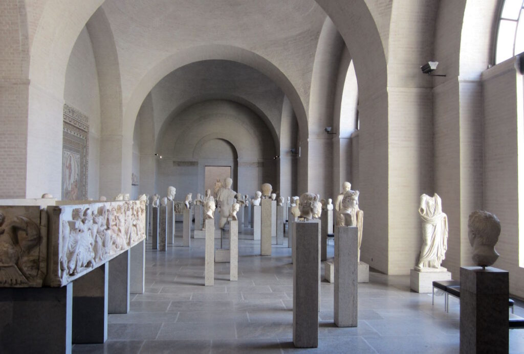 Glyptothek: Saal der römischen Bildnisse CLICK REFRESH