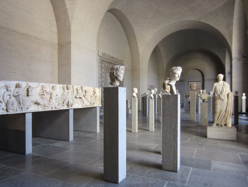 Glyptothek: Saal der römischen Bildnisse CLICK REFRESH