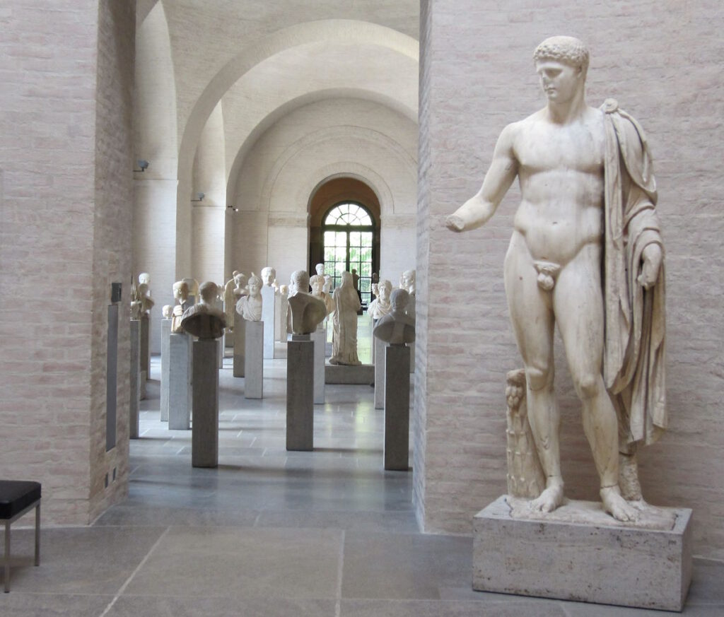 Glyptothek: Saal des Apollon CLICK REFRESH