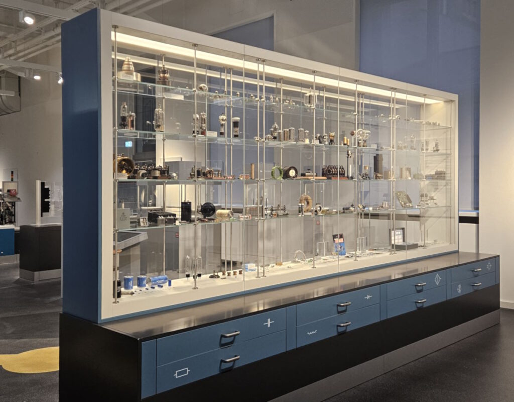 Deutsches Museum: elektronische Bausteile CLICK REFRESH