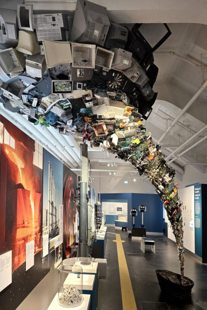 Deutsches Museum: Schrotttornado CLICK REFRESH