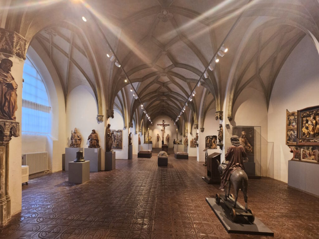 Kirchensaal im Bayerischen Nationalmuseum München CLICK REFRESH