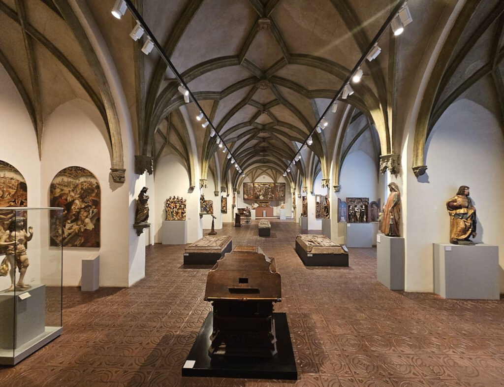 Kirchensaal im Bayerischen Nationalmuseum München CLICK REFRESH
