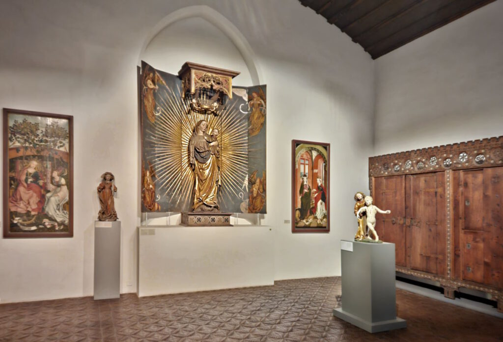 Gotik: Muttergottes im Strahlenkranz CLICK REFRESH
