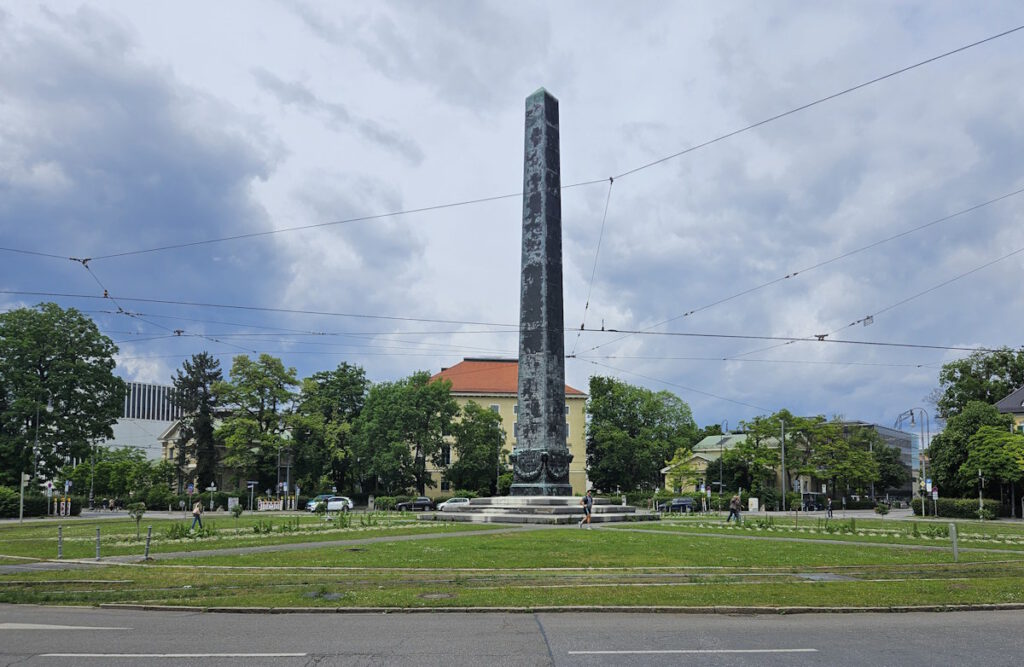 Karolinenplatz: Obelisk