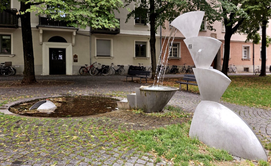 Inga Ragnarsdóttir: Brunnen am Helmut-Fischer-Platz